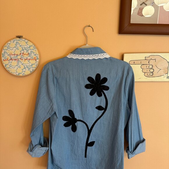 Cynthia Rowley Chambray Floral Appliquè Cotton Shirt (M) - Picture 2 of 3